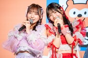 かわいい“いらっしゃいませ”を披露するSWEET STEADYの塩川莉世と白石まゆみ。