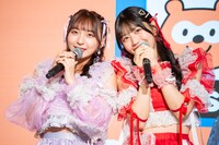 かわいい“いらっしゃいませ”を披露するSWEET STEADYの塩川莉世と白石まゆみ。