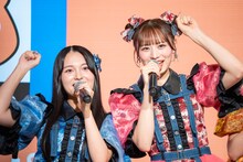 かわいい“いらっしゃいませ”を披露するCANDY TUNEの桐原美月と立花琴未。