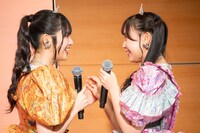 「グループ対抗かわいいいらっしゃいませ対決」の審査結果を話し合うFRUITS ZIPPERの鎮西寿々歌と松本かれん。