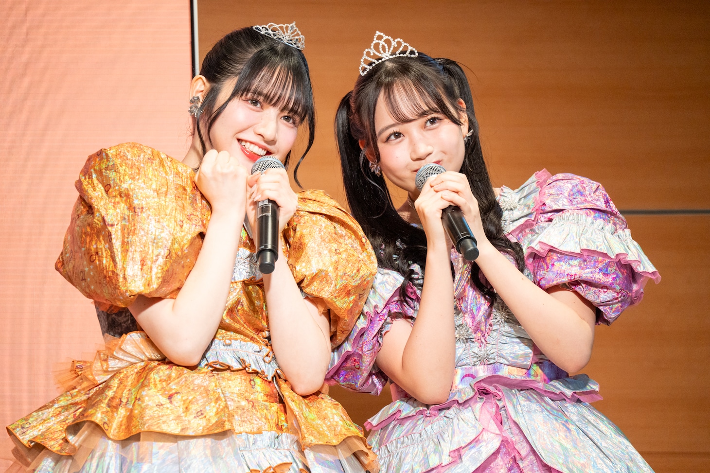 かわいい“いらっしゃいませ”を披露するFRUITS ZIPPERの鎮西寿々歌と松本かれん。