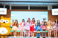 ポンタくんとポンタダンスを踊るKAWAII LAB.のメンバーたち。