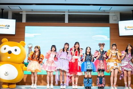 ポンタくんとポンタダンスを踊るKAWAII LAB.のメンバーたち。