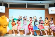 ポンタくんとポンタダンスを踊るKAWAII LAB.のメンバーたち。