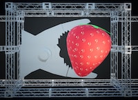 実際にステージセットとして使用された「イチゴ＆プライヤー」の展示イメージ。