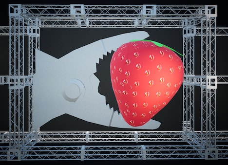 実際にステージセットとして使用された「イチゴ＆プライヤー」の展示イメージ。