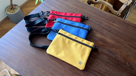 アイナ・ジ・エンドのイラスト入りコンパクトサコッシュ。