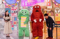 左から日比麻音子（TBSアナウンサー）、ガチャピン、ムック、浜田雅功（ダウンタウン）。(c)TBS