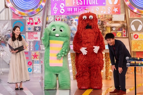 左から日比麻音子(TBSアナウンサー)、ガチャピン、ムック、浜田雅功(ダウンタウン)。(c)TBS