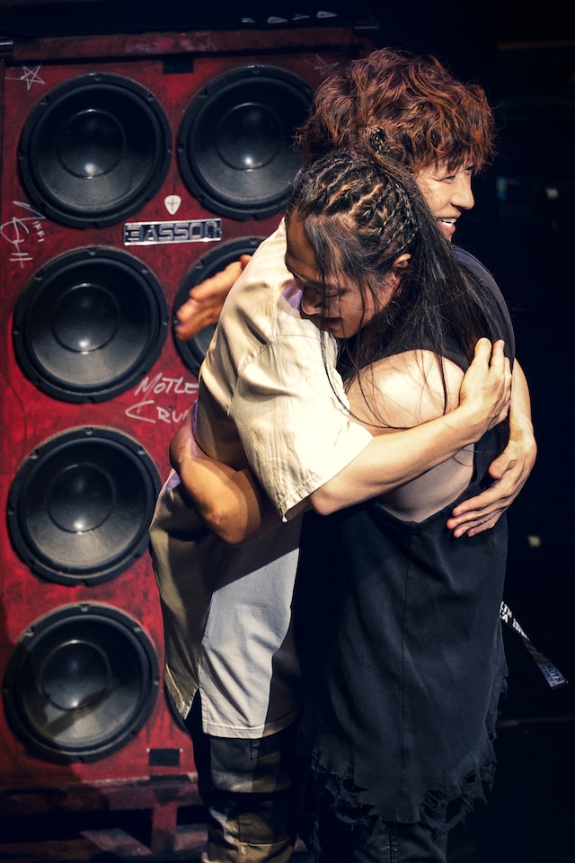 Like-an-Angelのライブで抱き合うtetsuyaとSakura。