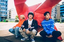 BACK LIFT。左からSEIYA（G, Cho）、KICHIKU（Vo, B）、HEAVIN（Dr, Cho）。