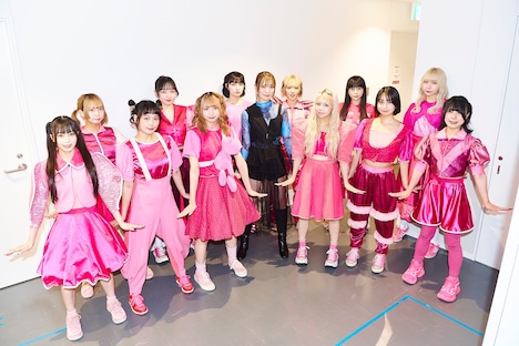 ナナちゃんポーズを決めるGANG PARADEとMay'n。(撮影:大橋祐希)