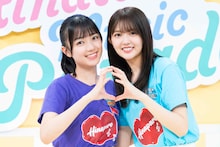 左から平尾帆夏、山下葉留花。(c)「日向坂ミュージックパレード」製作委員会