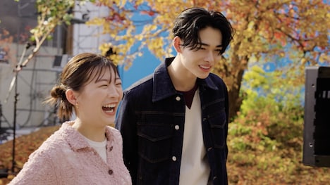 日本マクドナルド「三角チョコパイ」新CM「キレキレ収穫祭」編のCM撮影に参加する伊藤沙莉、NI-KI（ENHYPEN）。