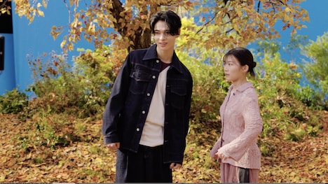 日本マクドナルド「三角チョコパイ」新CM「キレキレ収穫祭」編のCM撮影に参加するNI-KI（ENHYPEN）、伊藤沙莉。