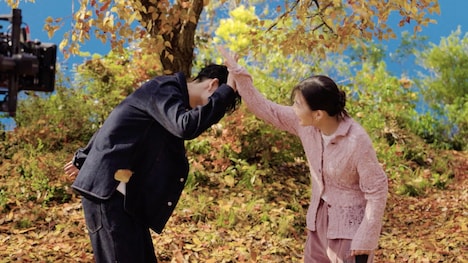 日本マクドナルド「三角チョコパイ」新CM「キレキレ収穫祭」編のCM撮影に参加するNI-KI（ENHYPEN）、伊藤沙莉。