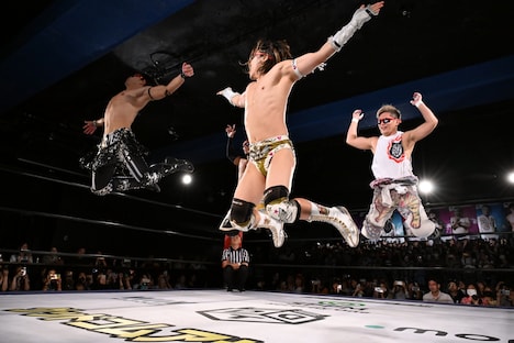 ダンスバトルを繰り広げる4選手。