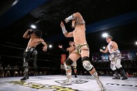 ダンスバトルを繰り広げる4選手。