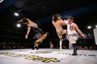 大石真翔＆武知海青、彰人＆平田一喜の試合の様子。