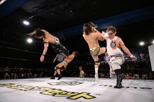 大石真翔＆武知海青、彰人＆平田一喜の試合の様子。