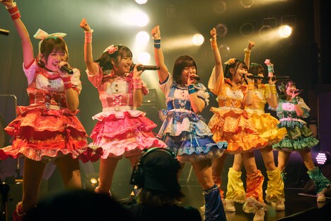 「こみっきゅおん！2nd Anniversary ONEMAN LIVE VIOLA～揺るがない想い～」の様子。（Photo by Junpei Yamada）