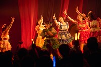 「こみっきゅおん！2nd Anniversary ONEMAN LIVE VIOLA～揺るがない想い～」の様子。（Photo by Junpei Yamada）