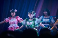 「こみっきゅおん！2nd Anniversary ONEMAN LIVE VIOLA～揺るがない想い～」の様子。（Photo by Junpei Yamada）