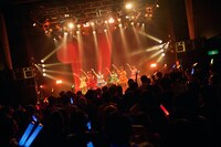 「こみっきゅおん！2nd Anniversary ONEMAN LIVE VIOLA～揺るがない想い～」の様子。（Photo by Junpei Yamada）