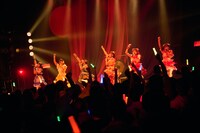 「こみっきゅおん！2nd Anniversary ONEMAN LIVE VIOLA～揺るがない想い～」の様子。（Photo by Junpei Yamada）