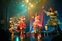 「こみっきゅおん！2nd Anniversary ONEMAN LIVE VIOLA～揺るがない想い～」の様子。（Photo by Junpei Yamada）