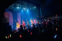 「こみっきゅおん！2nd Anniversary ONEMAN LIVE VIOLA～揺るがない想い～」の様子。（Photo by Junpei Yamada）