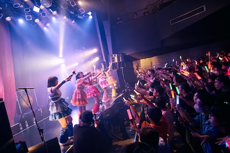 「こみっきゅおん！2nd Anniversary ONEMAN LIVE VIOLA～揺るがない想い～」の様子。（Photo by Junpei Yamada）