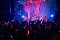 「こみっきゅおん！2nd Anniversary ONEMAN LIVE VIOLA～揺るがない想い～」の様子。（Photo by Junpei Yamada）