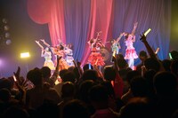 「こみっきゅおん！2nd Anniversary ONEMAN LIVE VIOLA～揺るがない想い～」の様子。（Photo by Junpei Yamada）