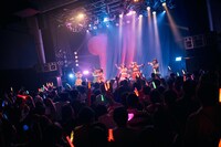 「こみっきゅおん！2nd Anniversary ONEMAN LIVE VIOLA～揺るがない想い～」の様子。（Photo by Junpei Yamada）