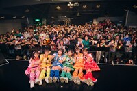 フロアをバックに記念撮影するこみっきゅおん！。（Photo by Junpei Yamada）