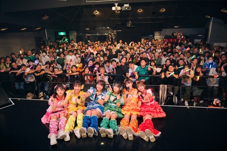 フロアをバックに記念撮影するこみっきゅおん！。（Photo by Junpei Yamada）