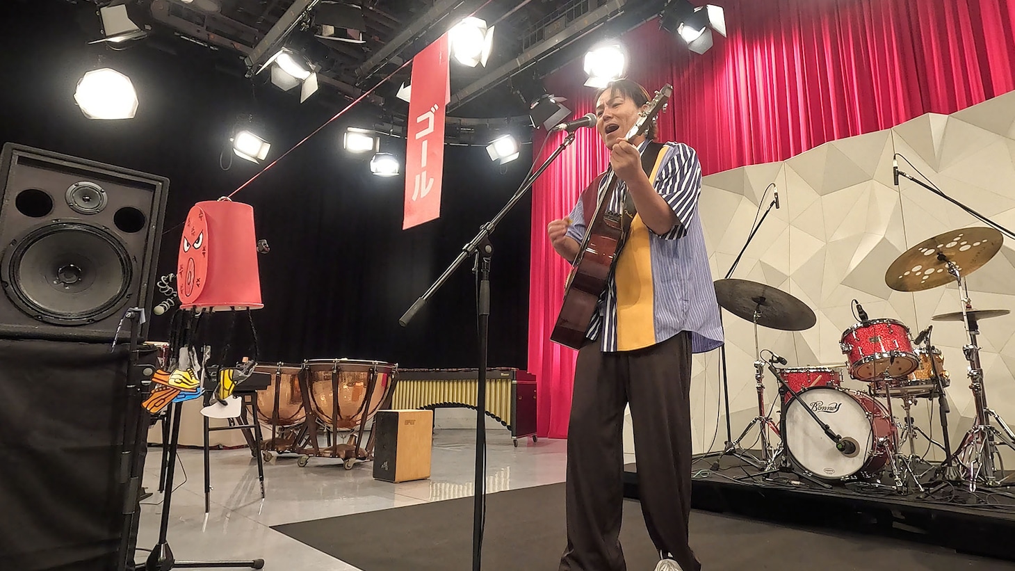 狩野英孝の演奏シーン（写真提供：NHK）