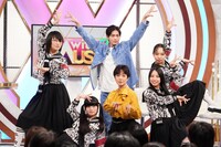 新しい学校のリーダーズと有働由美子、松下洸平。