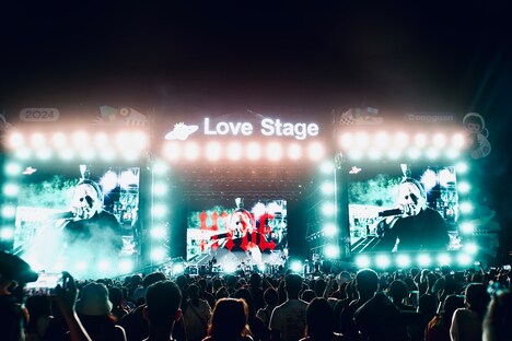 「2024 Dongguan Strawberry Music Festival」でパフォーマンスするHYDE。