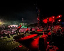 「2024 Dongguan Strawberry Music Festival」でパフォーマンスするHYDE。