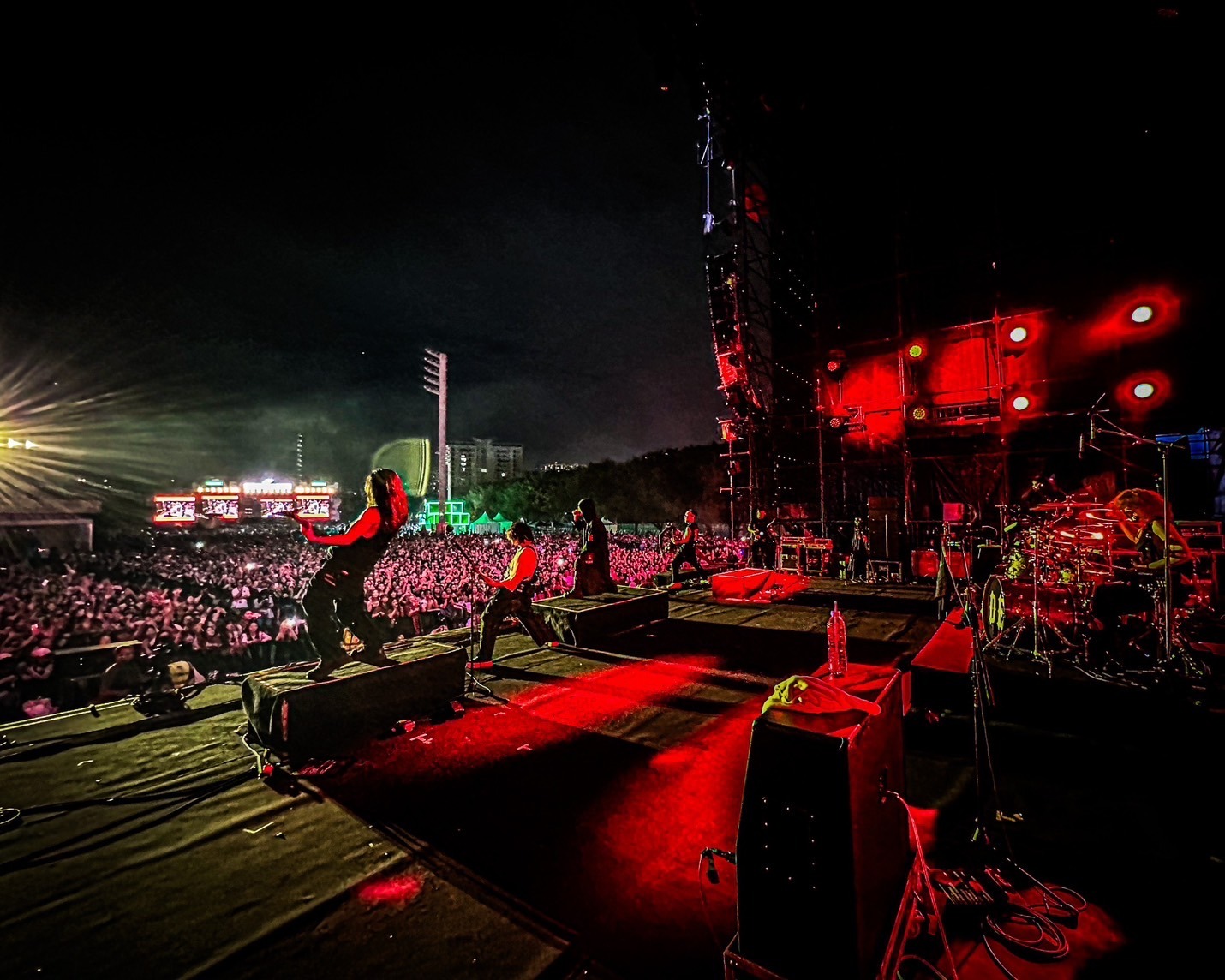 「2024 Dongguan Strawberry Music Festival」でパフォーマンスするHYDE。