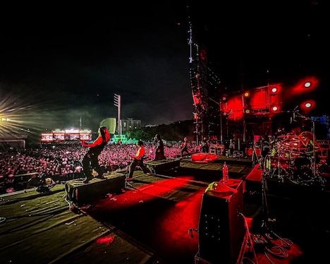 「2024 Dongguan Strawberry Music Festival」でパフォーマンスするHYDE。