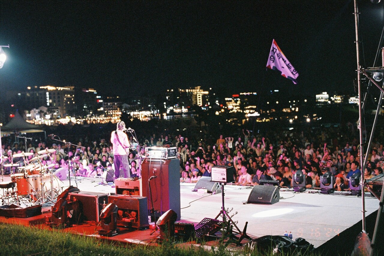 「Stepping Stone Festival In Jeju」のステージに立つ田島貴男（Original Love） 。