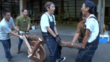 木製自転車を作る二宮和也（左）、国分太一（右）。(c)日本テレビ