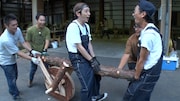 木製自転車を作る二宮和也(左)、国分太一(右)。(c)日本テレビ