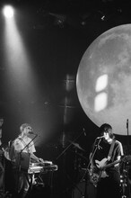 BROTHER SUN SISTER MOONの惠愛由（Vo, Syn, B）と惠翔兵（Vo, G）。（撮影：勝呂亮伍）