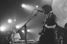 BROTHER SUN SISTER MOONの惠愛由（Vo, Syn, B）と惠翔兵（Vo, G）。（撮影：勝呂亮伍）