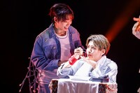 カレーを食べる芳賀柊斗と、彼を見つめる森田璃空。（撮影：笹森健一）