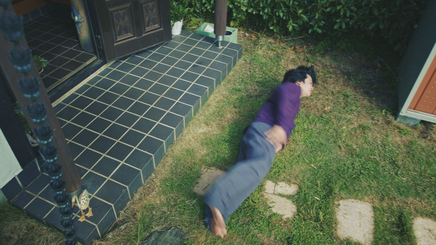 ブックオフWeb CM「ごろごろマン」編より。